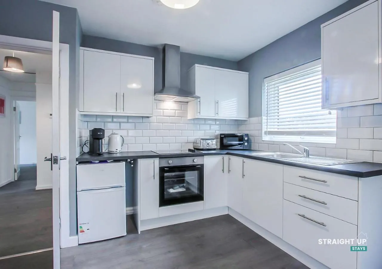 New 3-Bed Bungalow W On-Site Parking, Fast Wifi Down Hatherley Holiday home