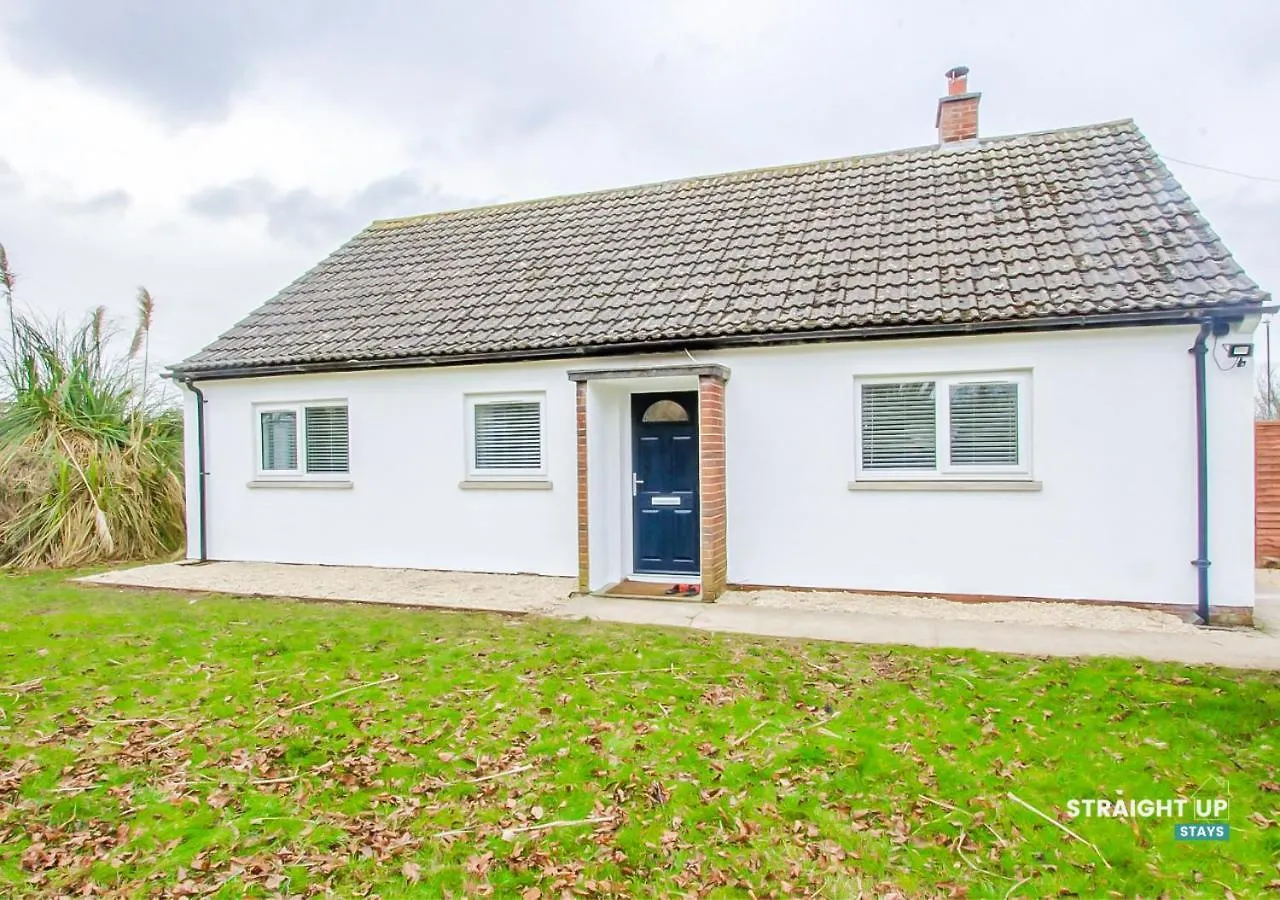 New 3-Bed Bungalow W On-Site Parking, Fast Wifi Down Hatherley
